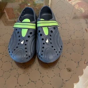 Hounds Navy & Green Rubber Sandals. Adorable and easy to slip on and go.